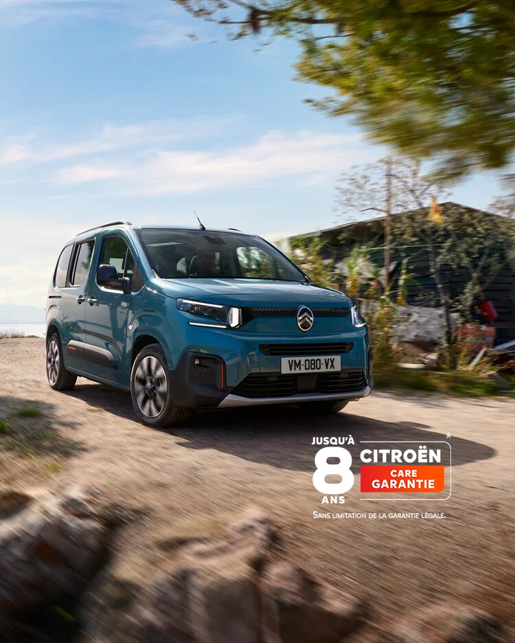 Vue frontale en trois quarts ë Berlingo affichant un design familial, du confort, de la sécurité, de la connectivité et une présence moderne et assurée