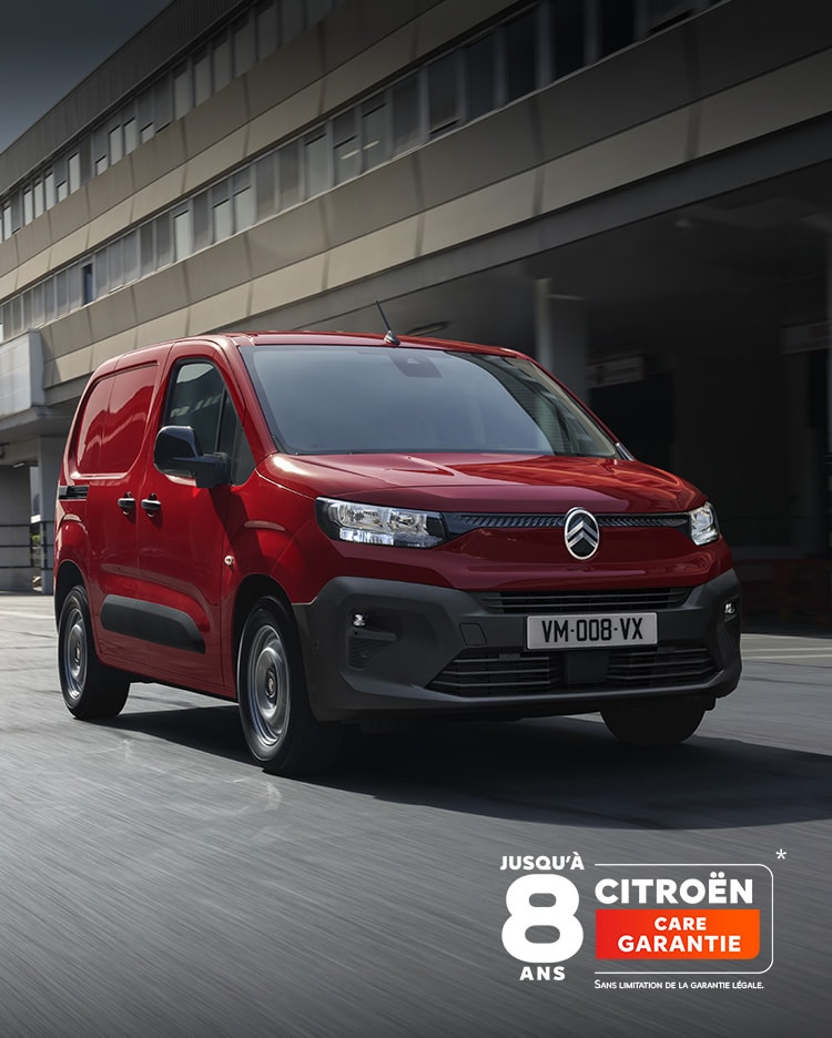 Vue de face d’un Citroën Berlingo Van rouge sur la route.