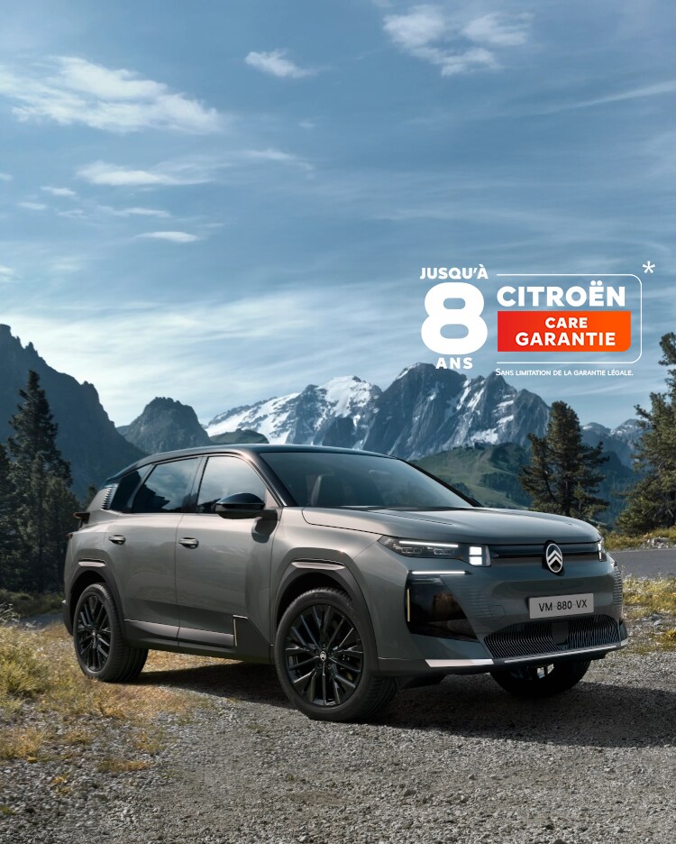 Vue frontale aux trois quarts : Platinium Grey ë-C5 Aircross montrant un confort électrique spacieux, une technologie et un design confiant
