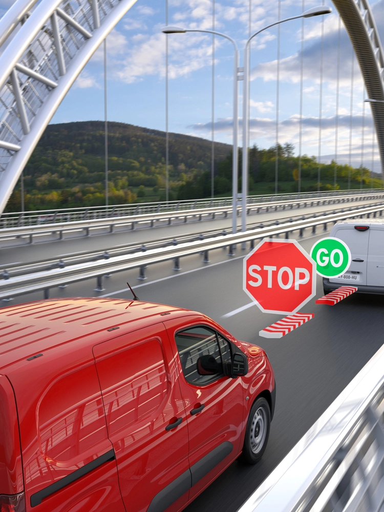 Berlingo Van rouge roulant sur autoroute avec le régulateur de vitesse adaptatif et la fonction Stop & Go, maintenant la distance avec les véhicules environnants.
