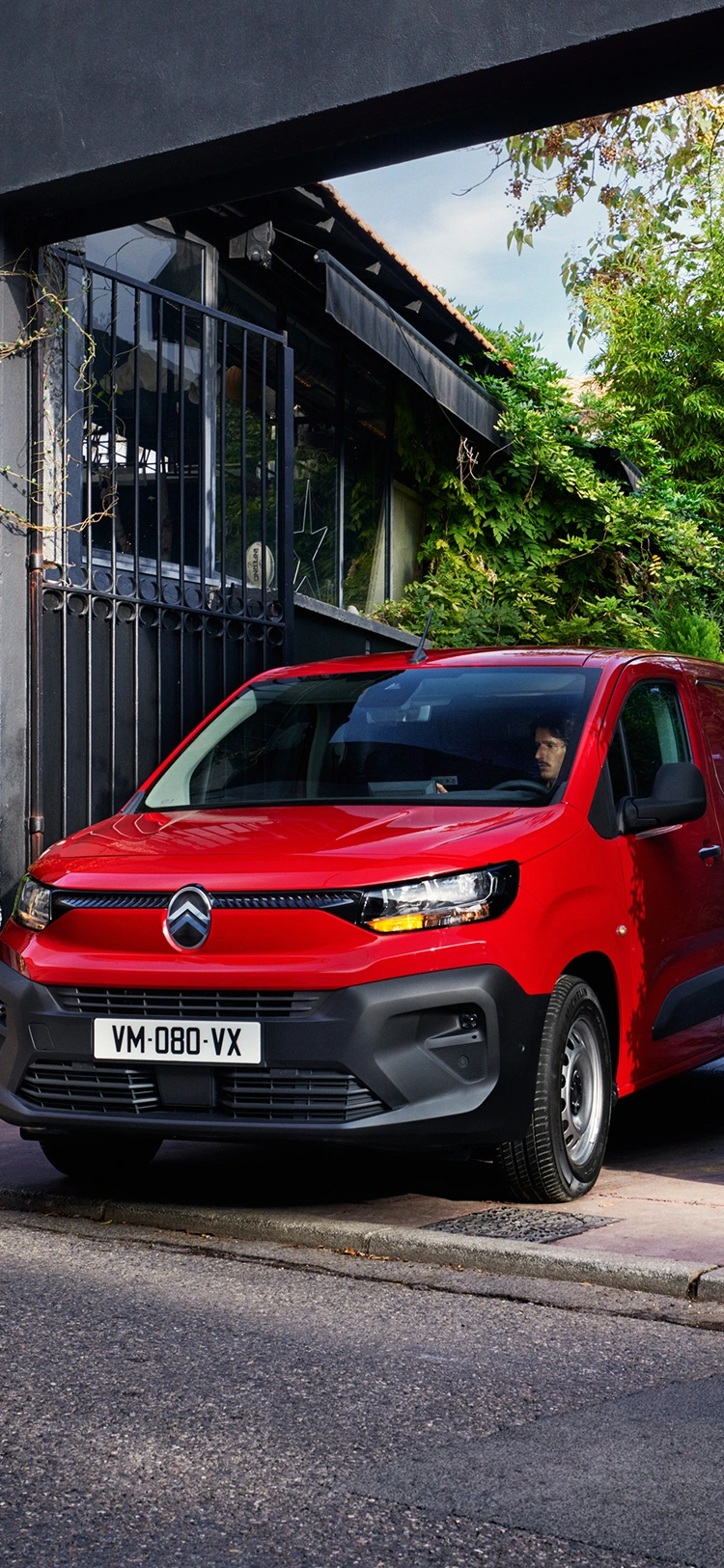 Vue trois-quarts avant d’un Citroën Berlingo Van mettant en avant un design extérieur renouvelé, un style moderne et une présence affirmée.