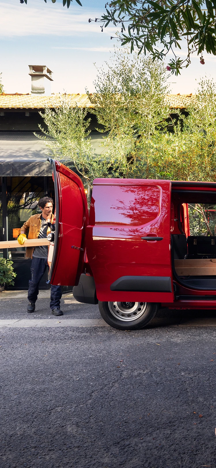 Vue latérale d’un Citroën Berlingo Van avec porte coulissante ouverte, mettant en avant la modularité, la praticité et l’adaptation aux activités professionnelles du quotidien.
