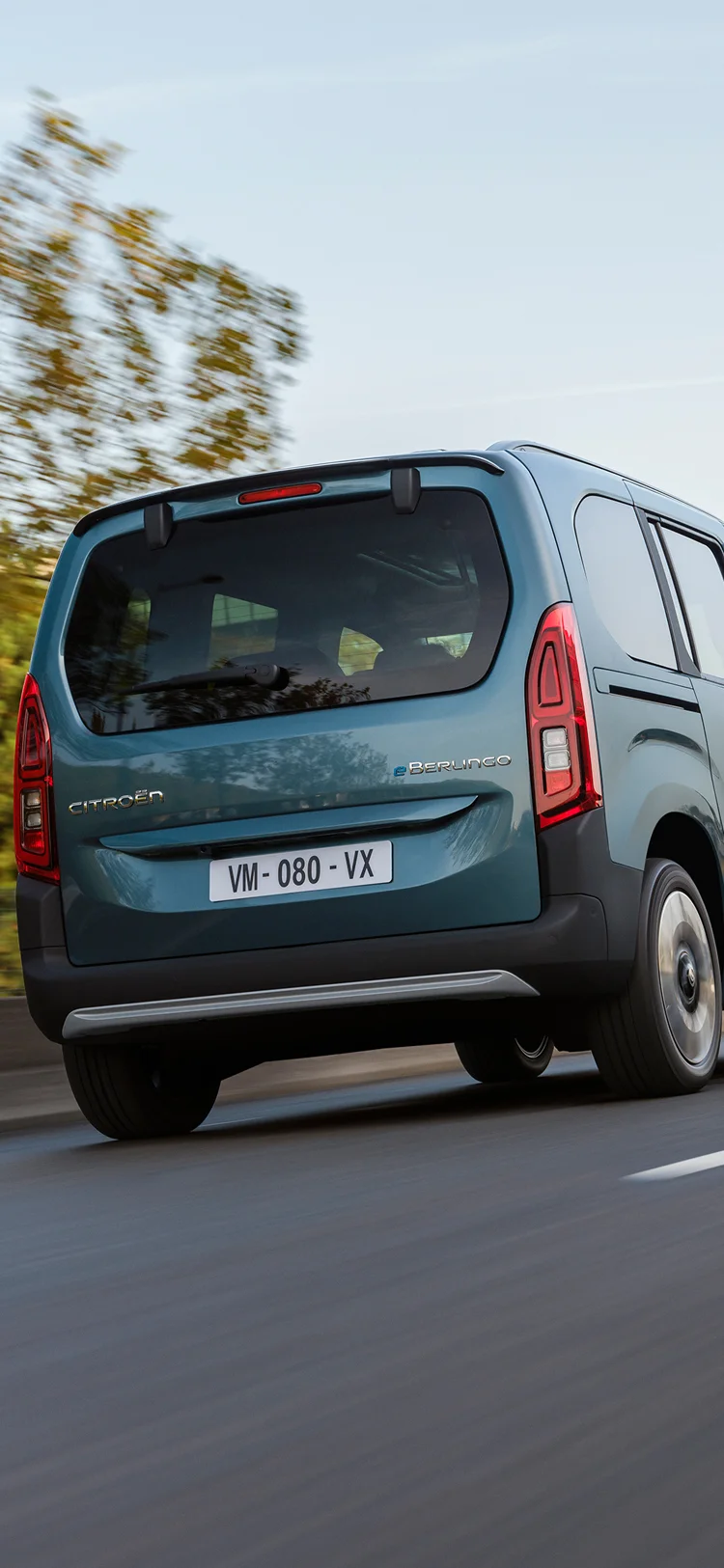 Vue arrière trois-quarts ë-Berlingo montrant deux longueurs de carrosserie, jusqu’à 7 places, sécurité, efficacité et polyvalence confiante