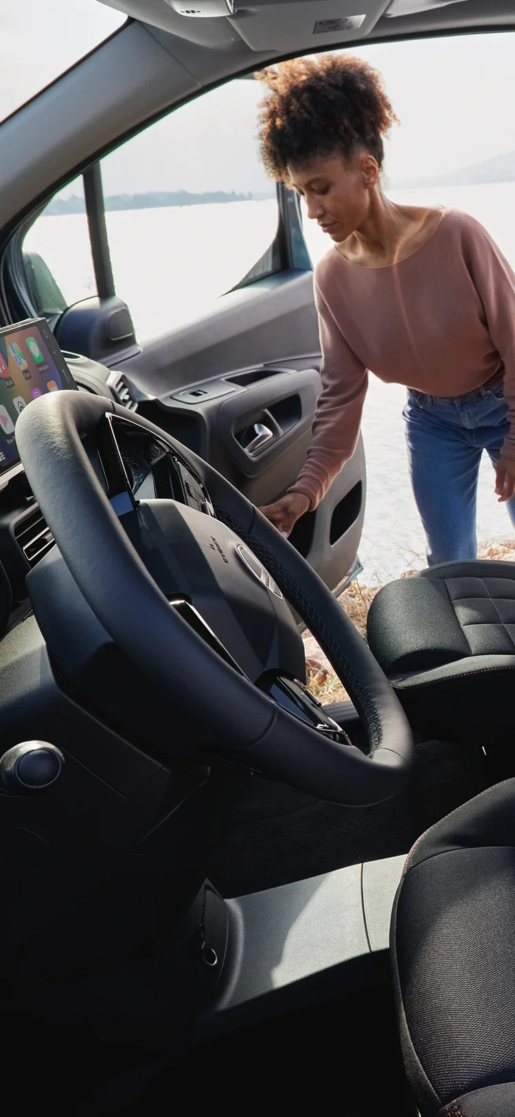 Vue intérieure avant Berlingo mettant en valeur les sièges Advanced Comfort, le soutien, le confort, la sécurité et le bien-être accru des passagers