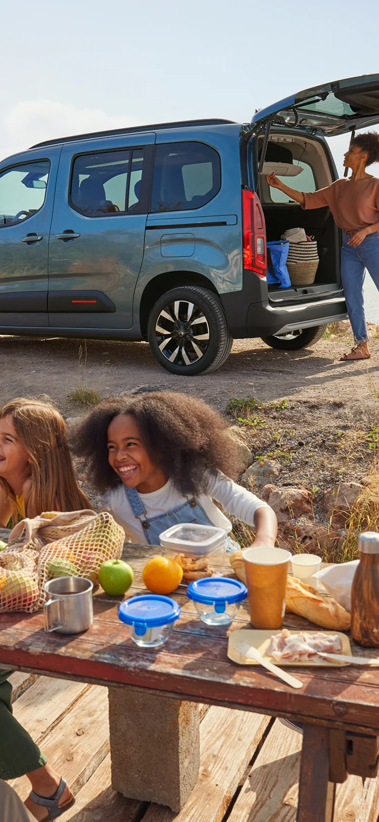Vue latérale Berlingo avec coffre ouvert montrant une zone de chargement spacieuse, praticité, sécurité, efficacité et une utilisation familiale confiante