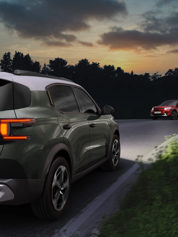 Vue de nuit du SUV Citroën ë-C3 Aircross mettant en valeur des phares wagenmatiques pour une mobilité quotidienne plus sûre, confiante et abordable.
