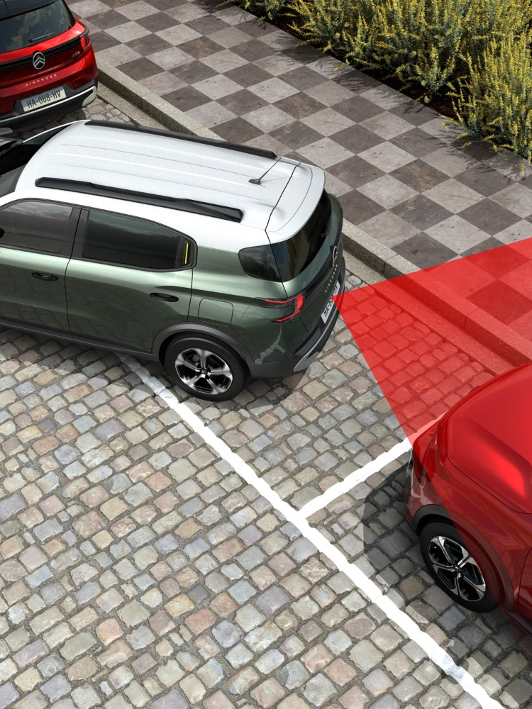 Vue arrière du parking du SUV Citroën ë-C3 Aircross affichant une alerte de circulation transversale pour une manœuvre plus sûre, confiante et abordable.