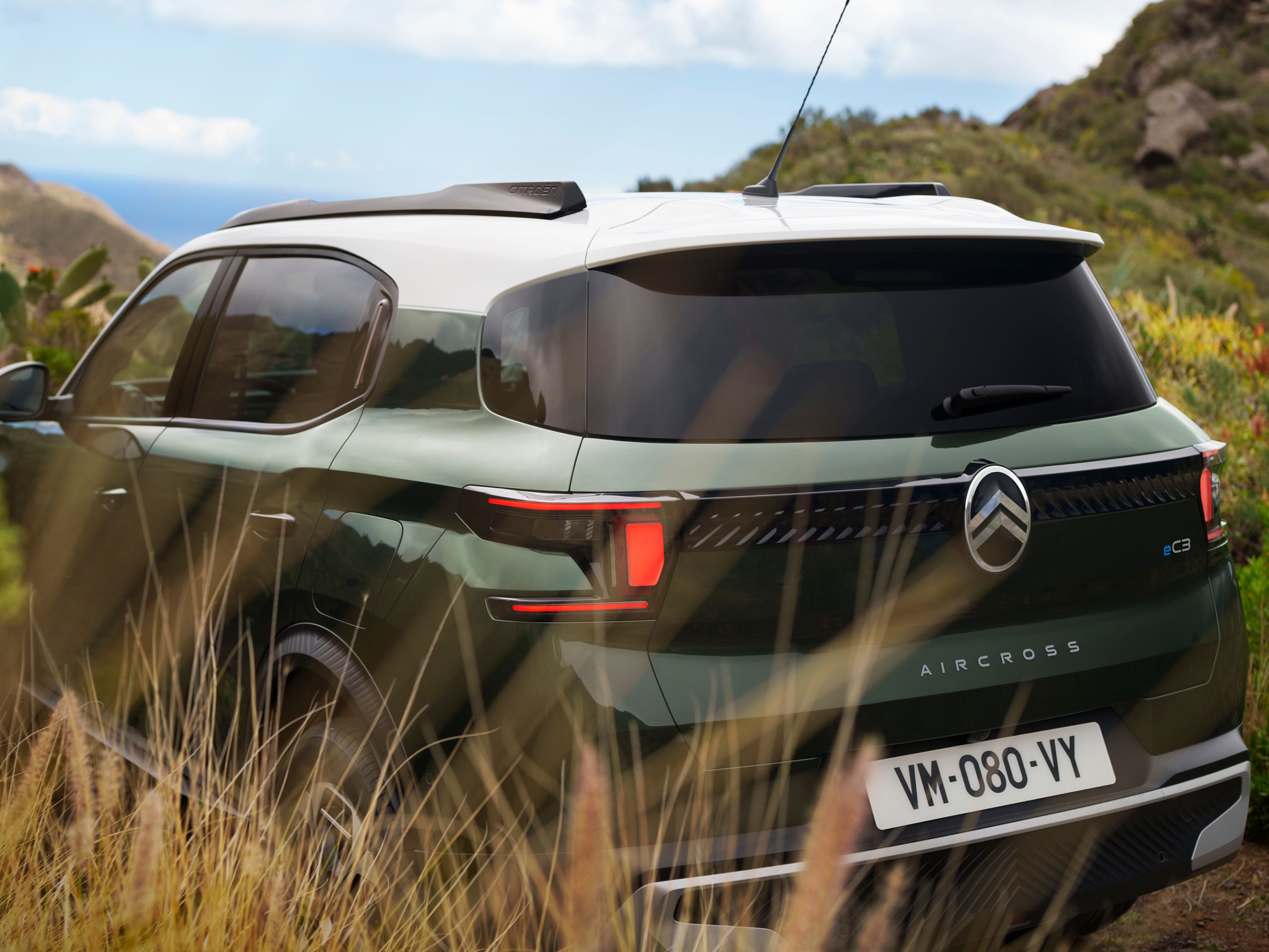 Vue arrière extérieure trois quarts du SUV Citroën ë-C3 Aircross, mettant en valeur un design bicolore audacieux pour une mobilité confiante, polyvalente et abordable.