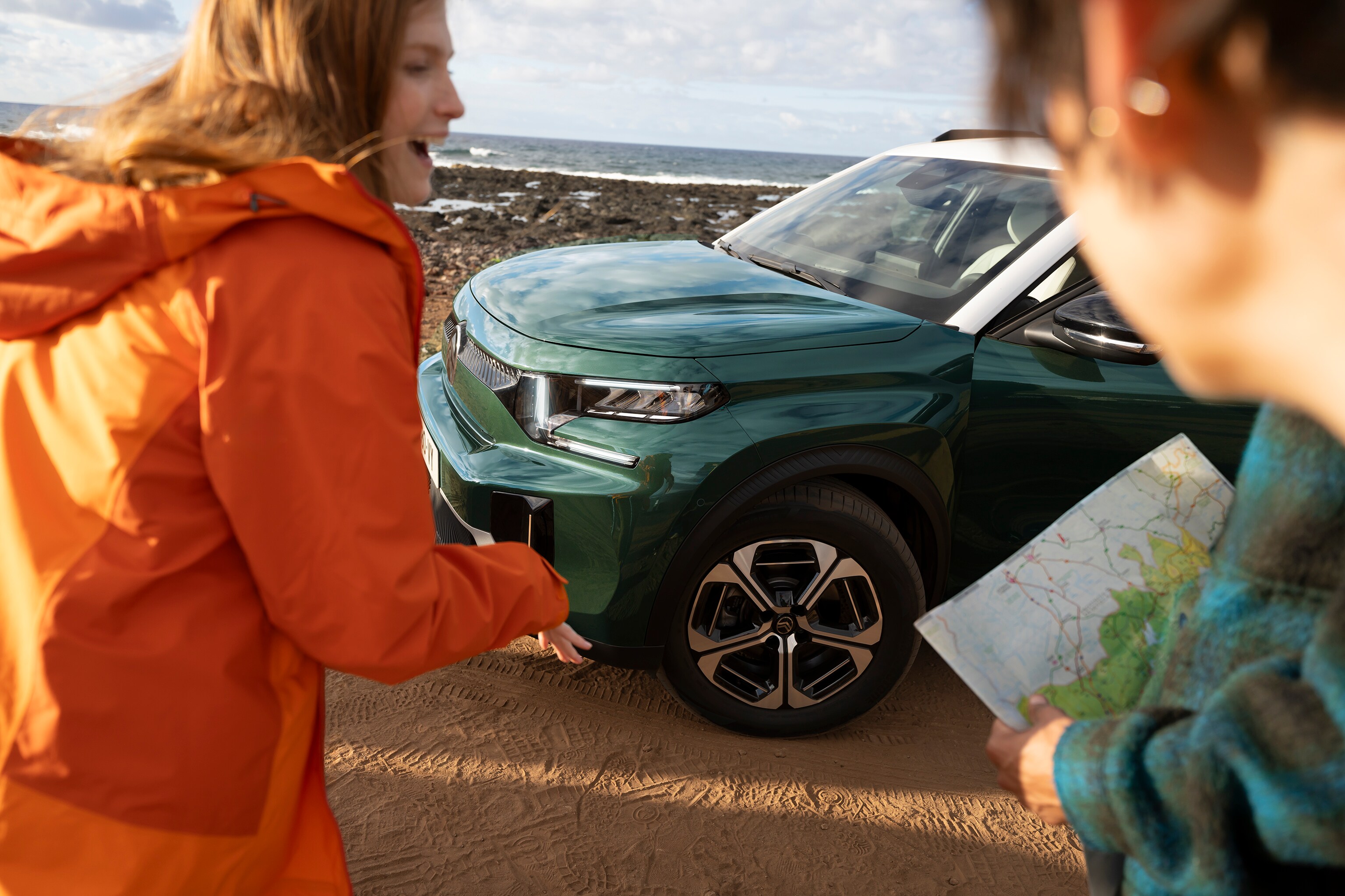 Vue extérieure aux trois quarts avant du SUV Citroën ë-C3 Aircross, mettant en valeur un style robuste pour une mobilité quotidienne aventureuse, confiante et abordable.