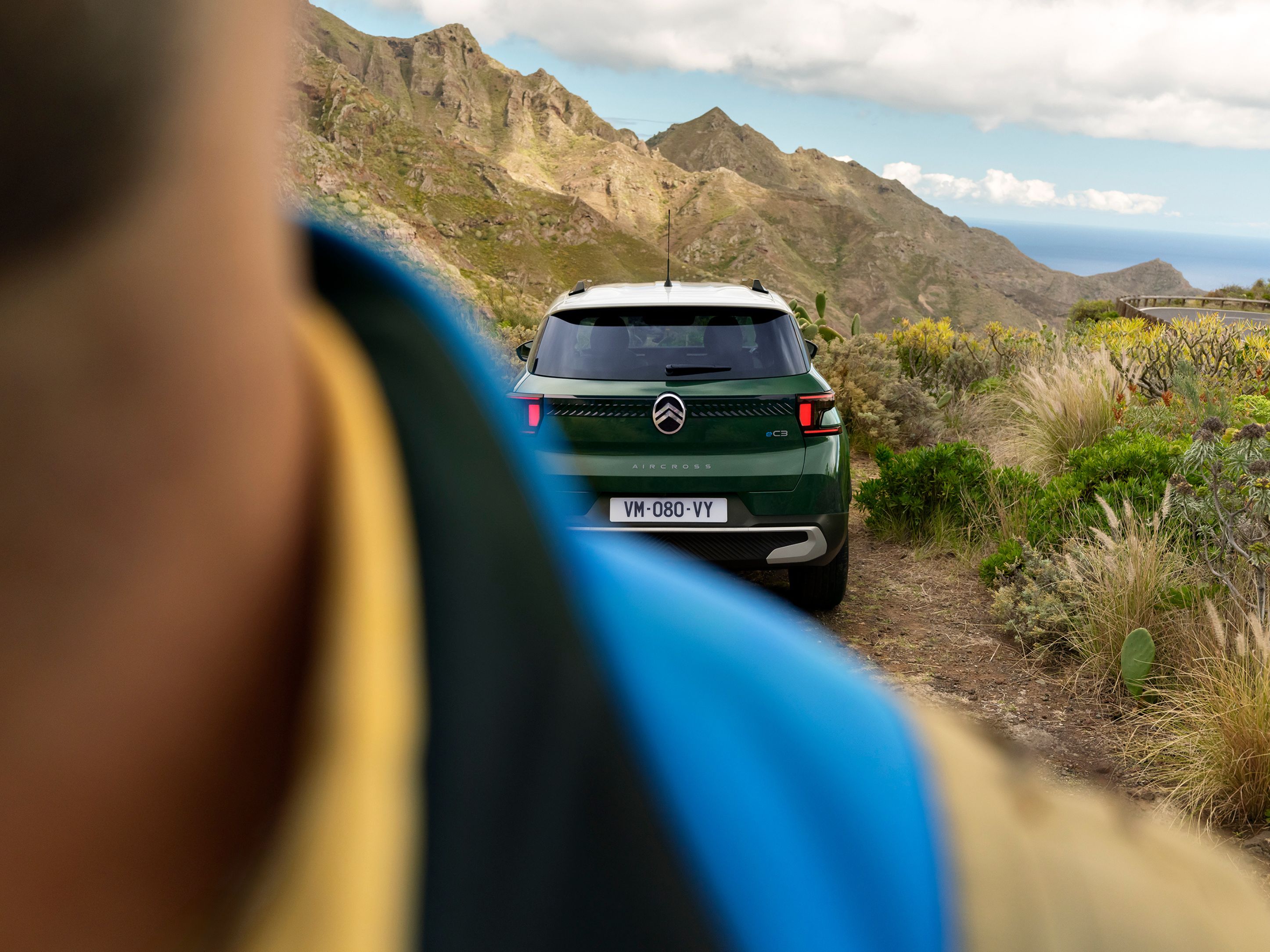 Vue arrière extérieure du SUV Citroën ë-C3 Aircross, mettant en valeur un style robuste pour une mobilité tout-terrain confiante, polyvalente et abordable.