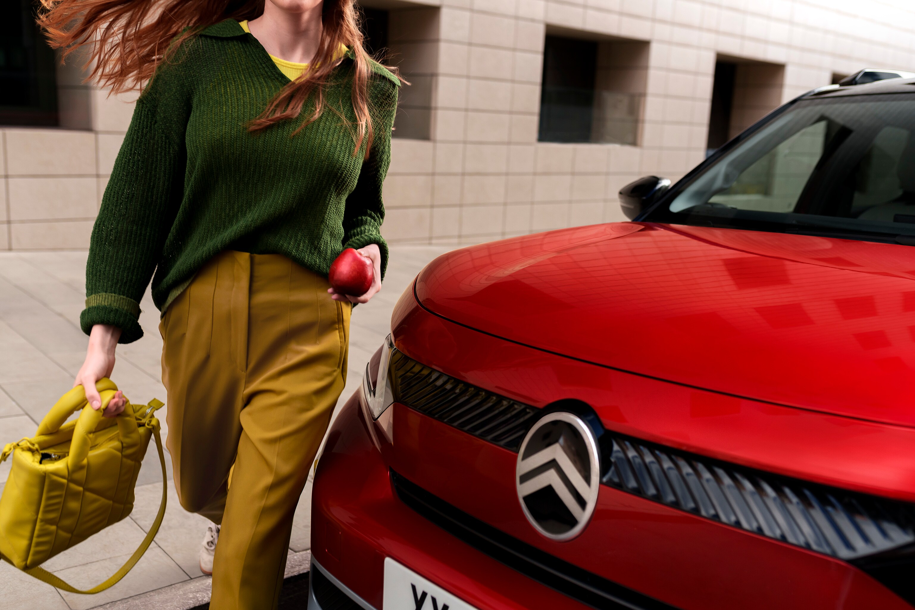 Vue rapprochée de face du SUV Citroën ë-C3 Aircross mettant en valeur un design audacieux de la calandre pour une mobilité urbaine élégante, confiante et abordable.