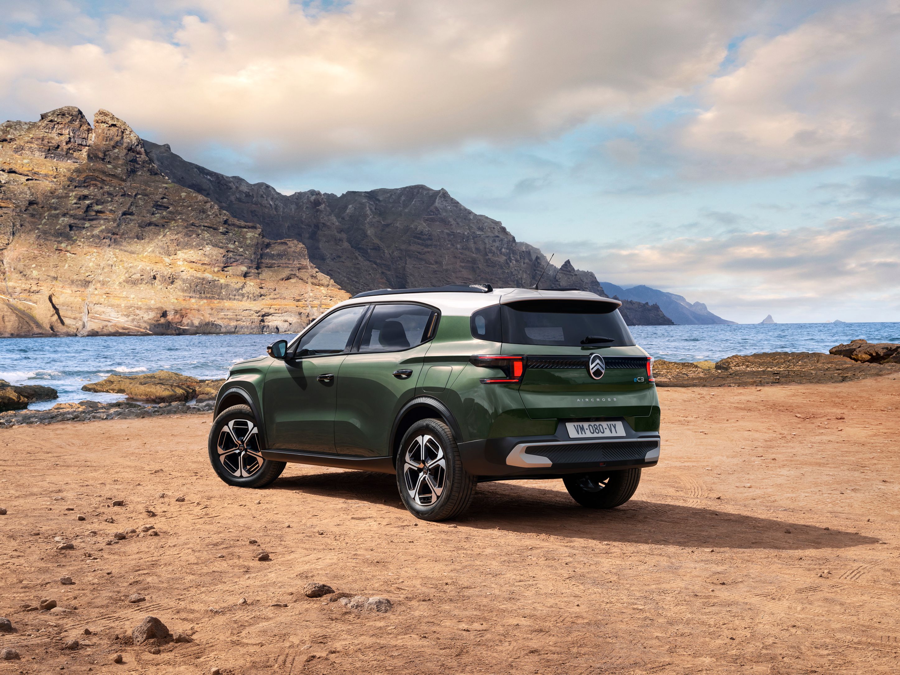 Vue arrière sur les trois quarts de la mer du SUV Citroën ë-C3 Aircross, mettant en avant un design moderne de SUV pour une mobilité polyvalente et abordable.