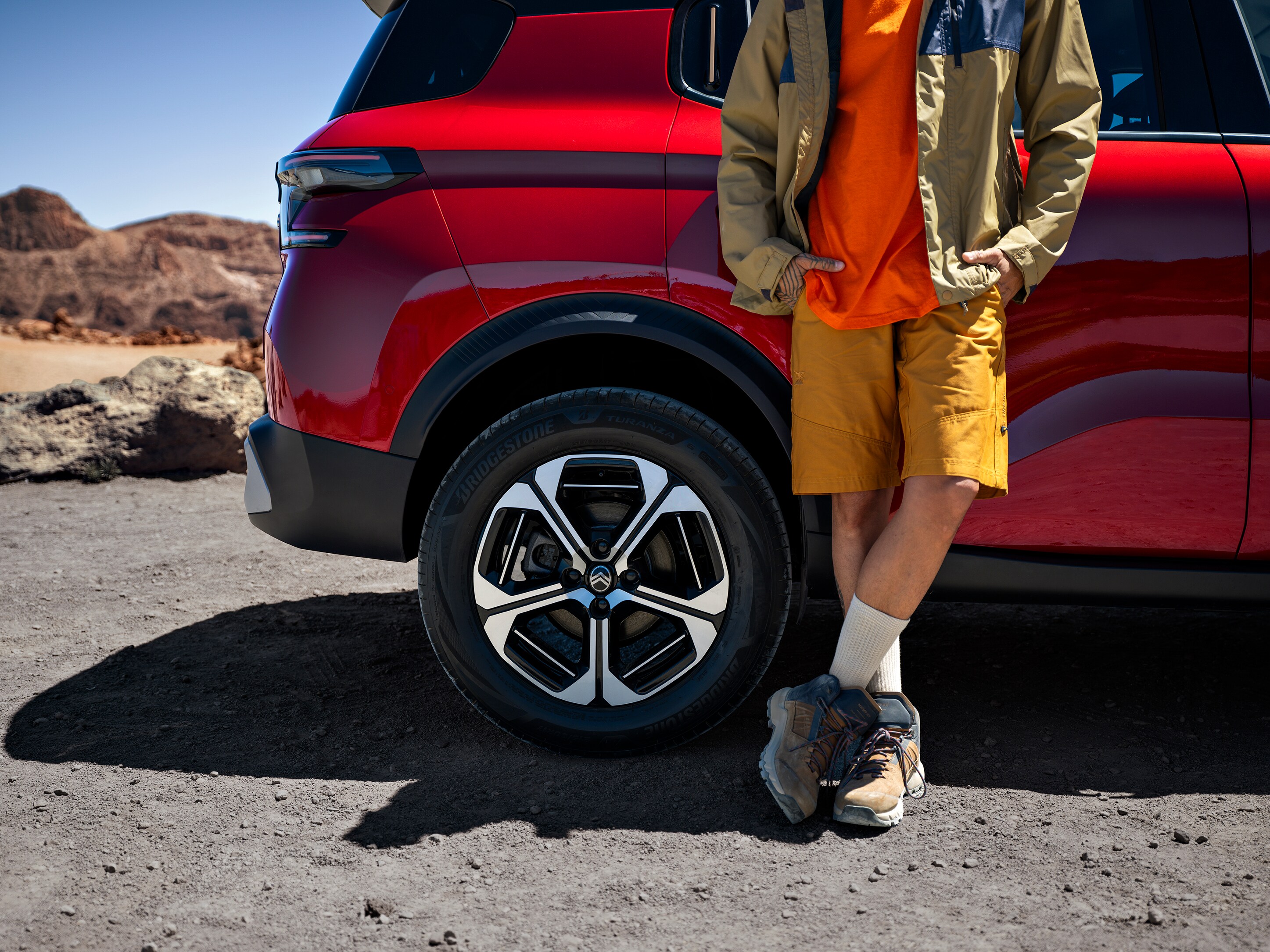 Vue rapprochée du SUV Citroën ë-C3 Aircross mettant en avant un design de jantes en alliage pour une mobilité extérieure élégante, confiante et abordable.