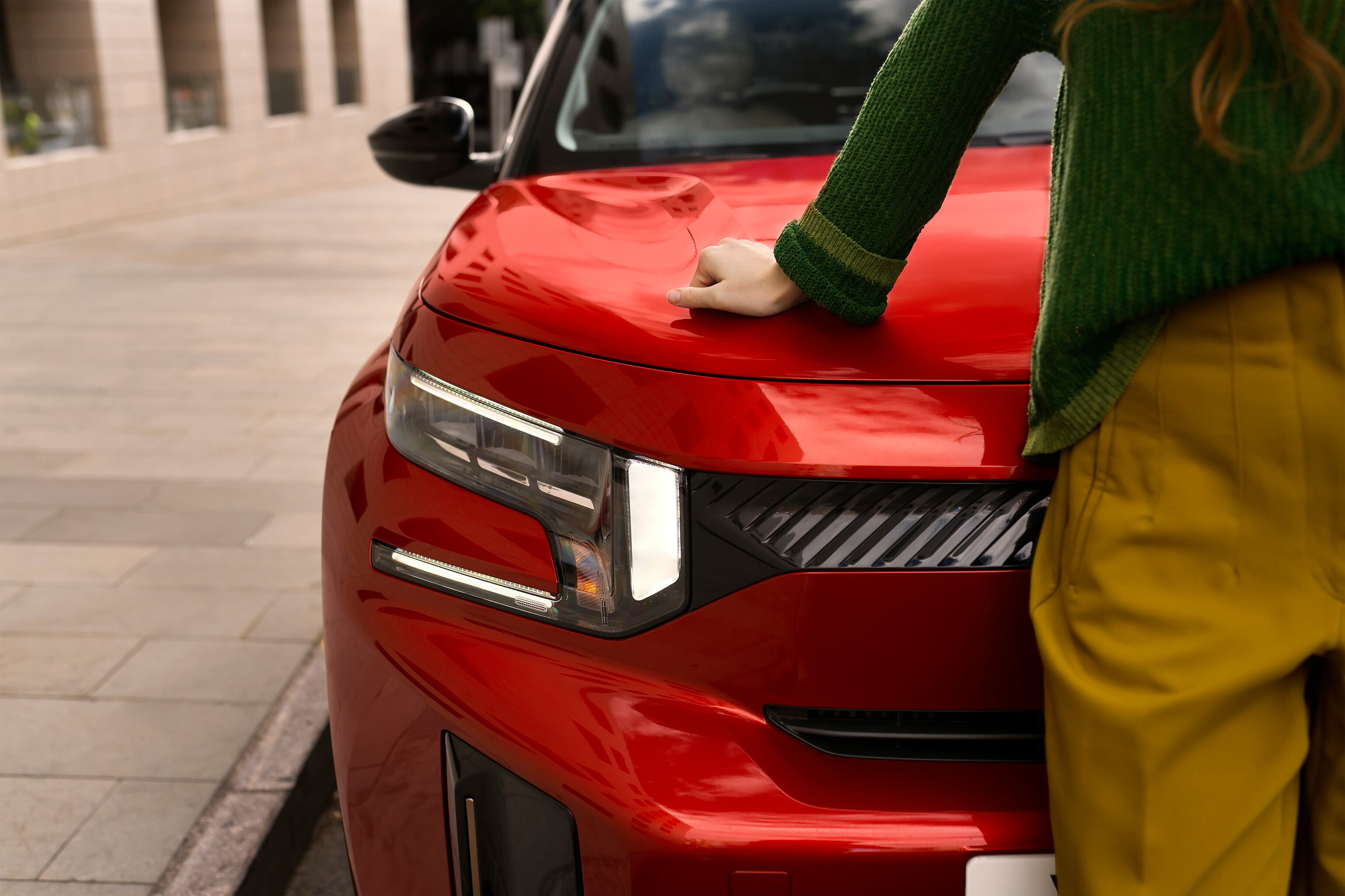 Vue frontale détaillée du SUV Citroën ë-C3 Aircross, mettant en avant un capot sculpté pour une mobilité urbaine moderne, expressive et abordable.