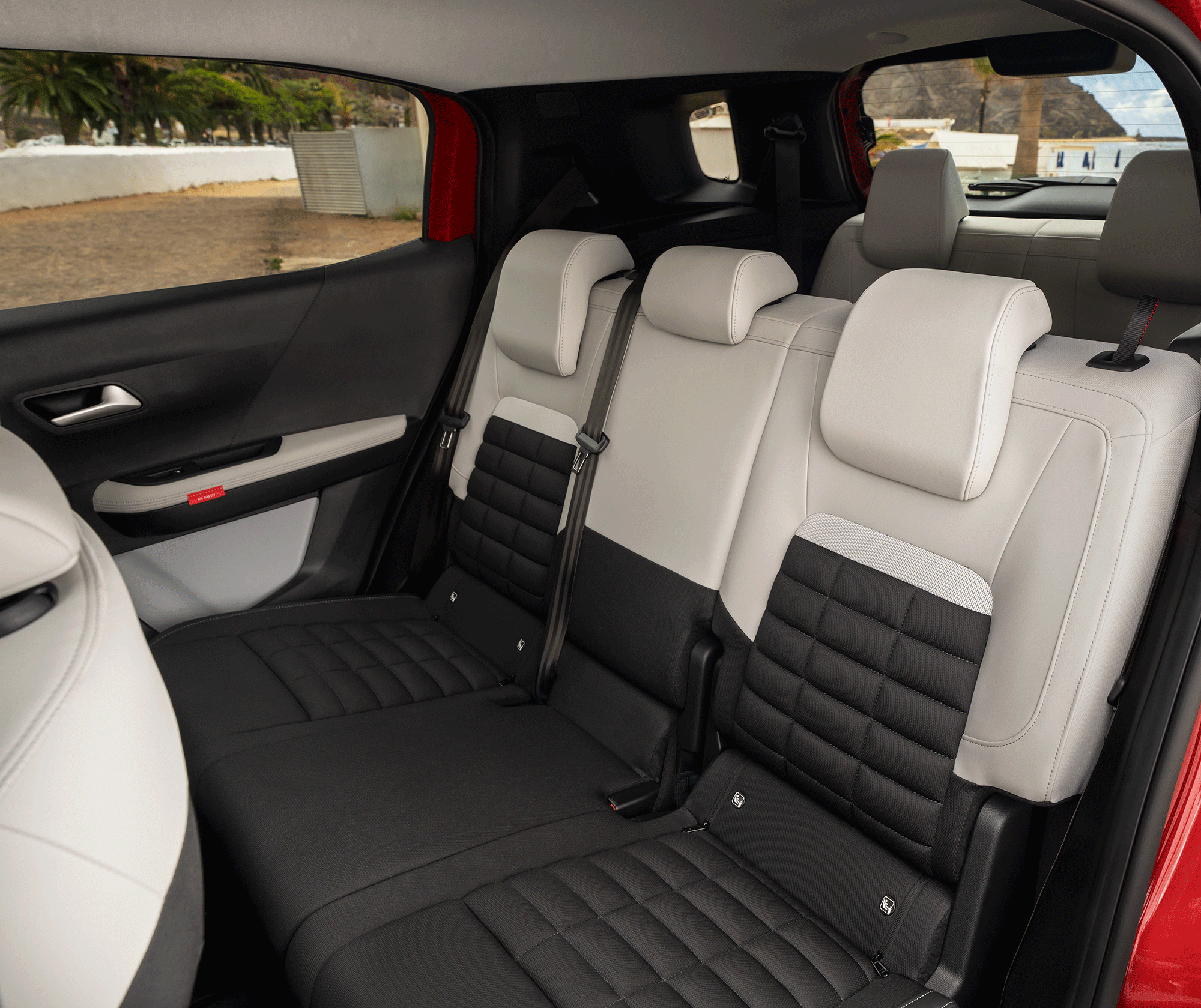 L’intérieur comprend un GIF du SUV Citroën ë-C3 Aircross mettant en avant des solutions de rangement modulaires pratiques pour une mobilité quotidienne polyvalente, pratique et abordable.