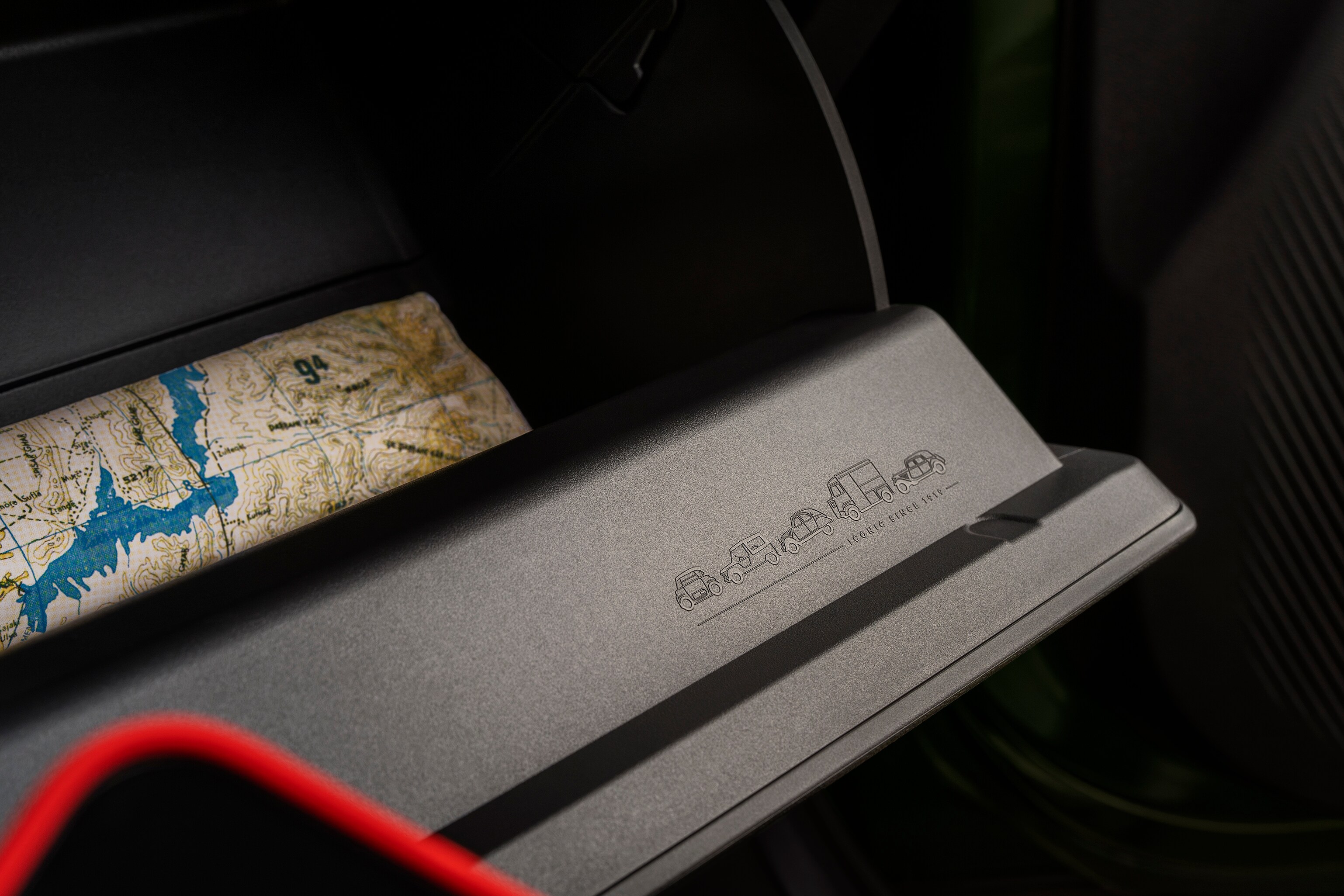 Vue intérieure rapprochée du SUV Citroën ë-C3 Aircross montrant un espace de rangement pratique sur le tableau de bord pour une mobilité polyvalente, pratique et abordable.