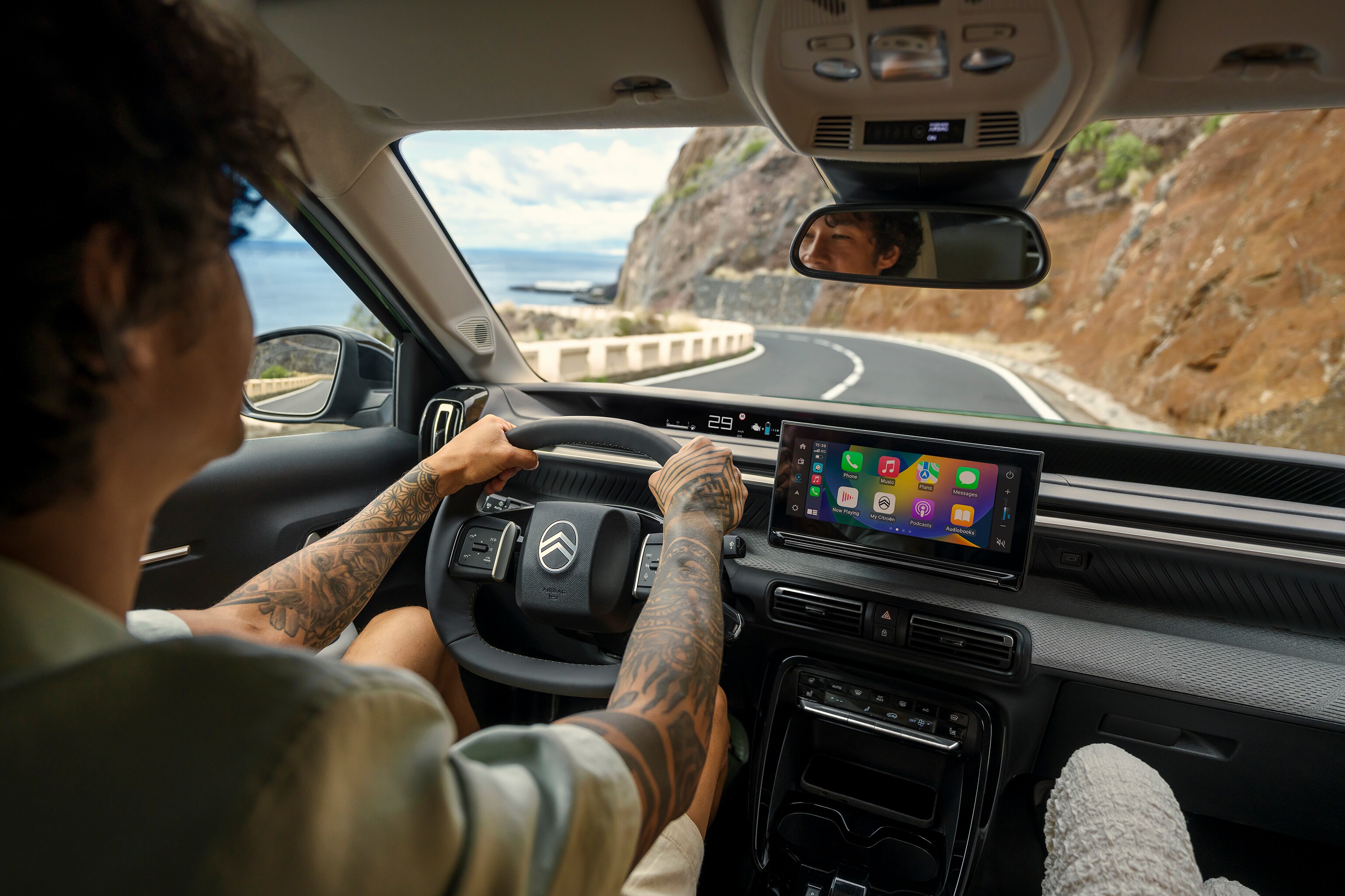 Vue conducteur du SUV Citroën ë-C3 Aircross mettant en valeur un grand écran tactile et un cockpit moderne pour une conduite intuitive, connectée et abordable au quotidien.