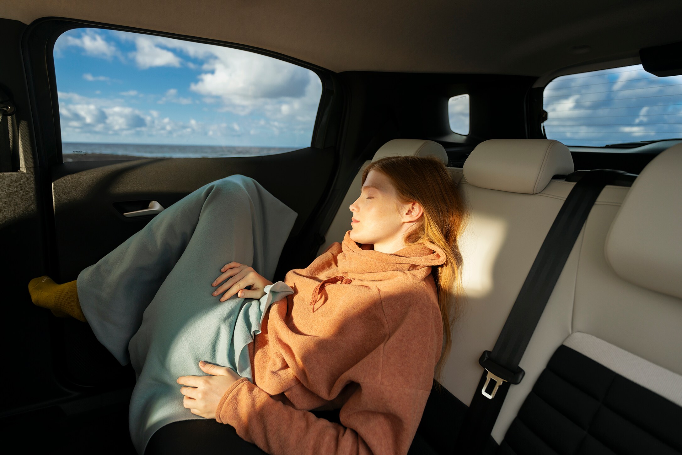 Vue intérieure arrière du SUV Citroën ë-C3 Aircross offrant des sièges spacieux pour un confort confortable sur les longs trajets et une mobilité quotidienne abordable.