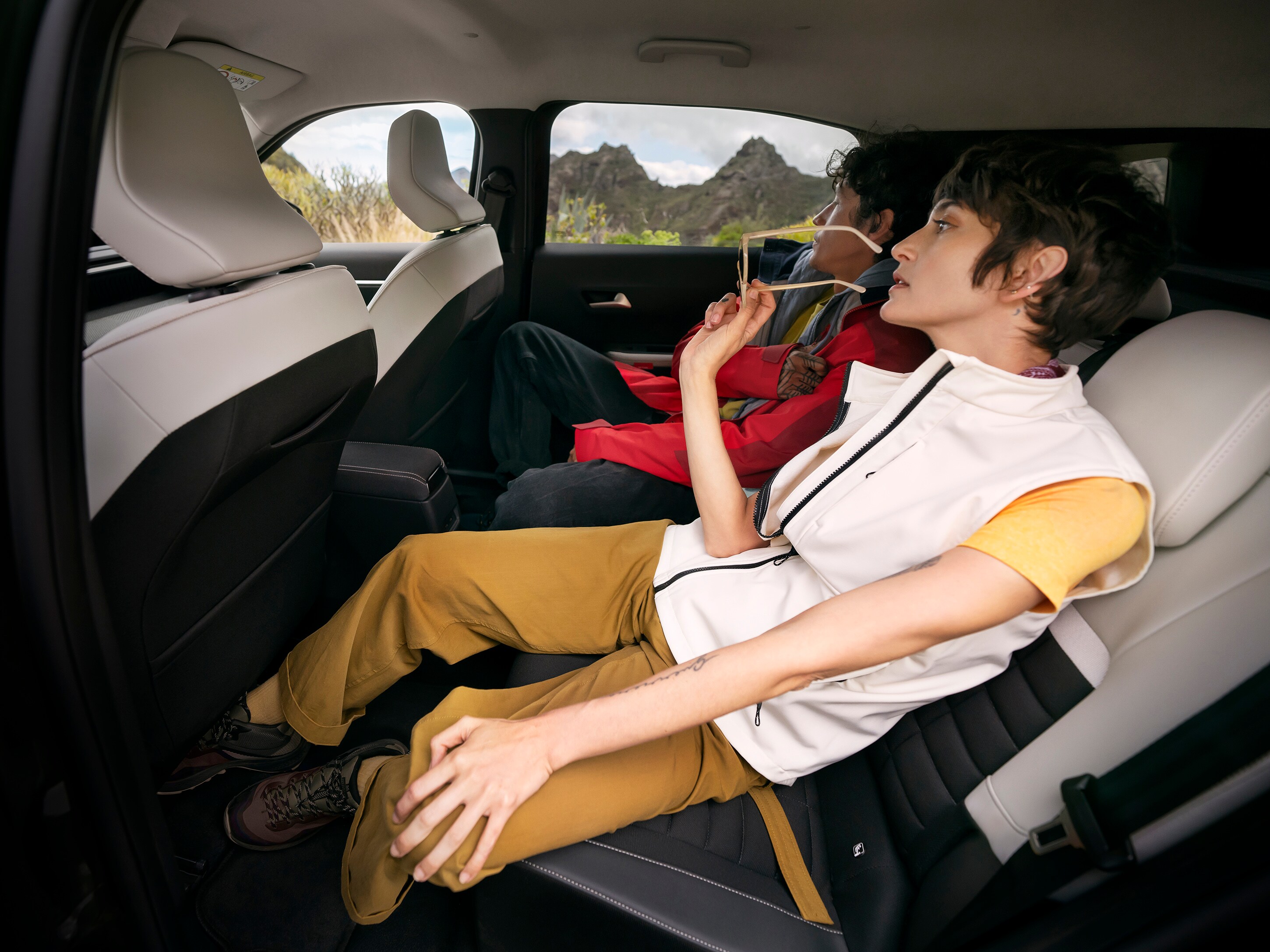 Vue arrière du SUV Citroën ë-C3 Aircross mettant en valeur un espace généreux pour les jambes pour une mobilité confortable, polyvalente et abordable des passagers au quotidien.