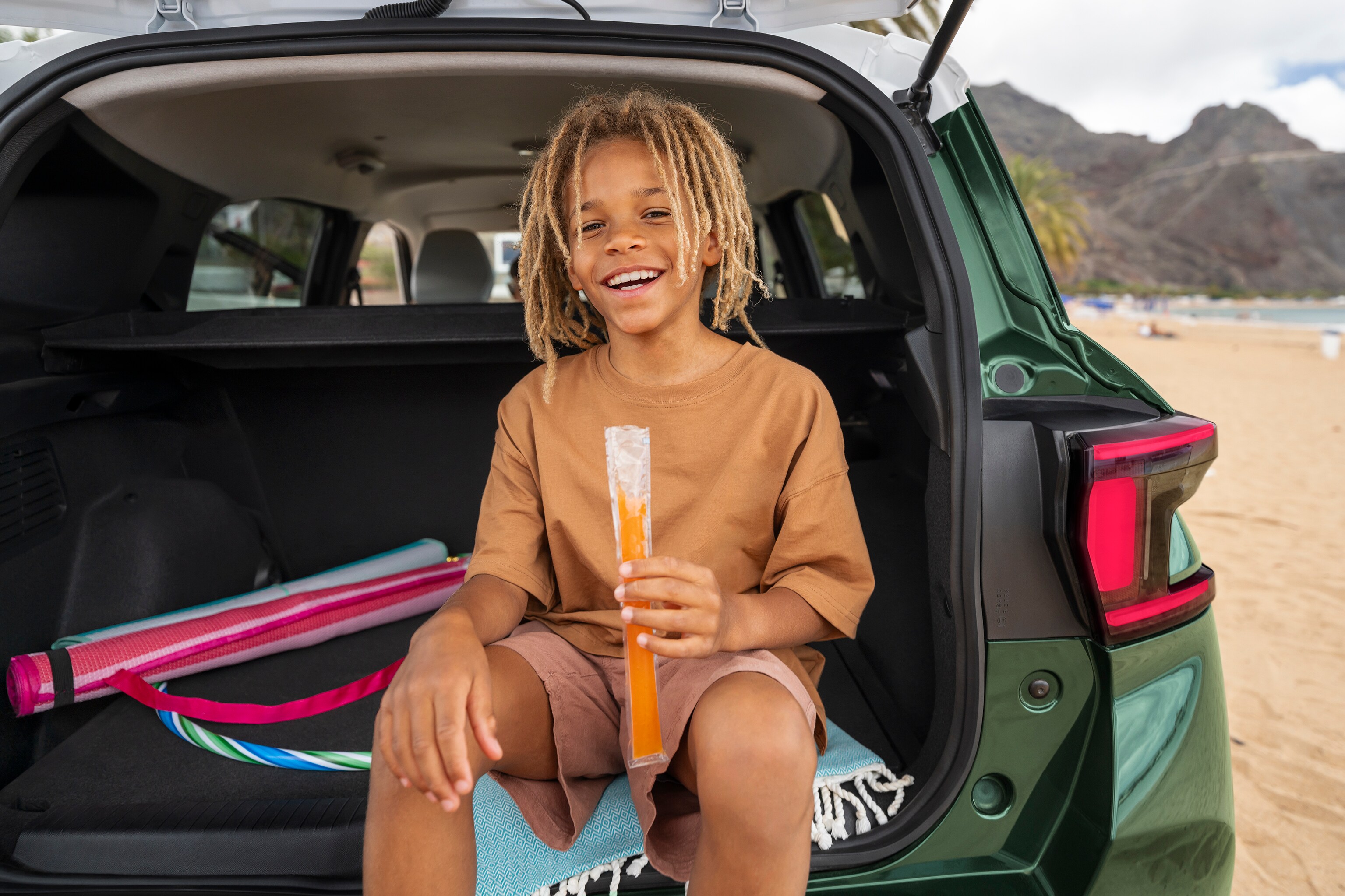 Vue arrière du coffre du SUV Citroën ë-C3 Aircross mettant en valeur un espace de chargement spacieux pour une mobilité polyvalente, pratique et abordable et adaptée aux familles.