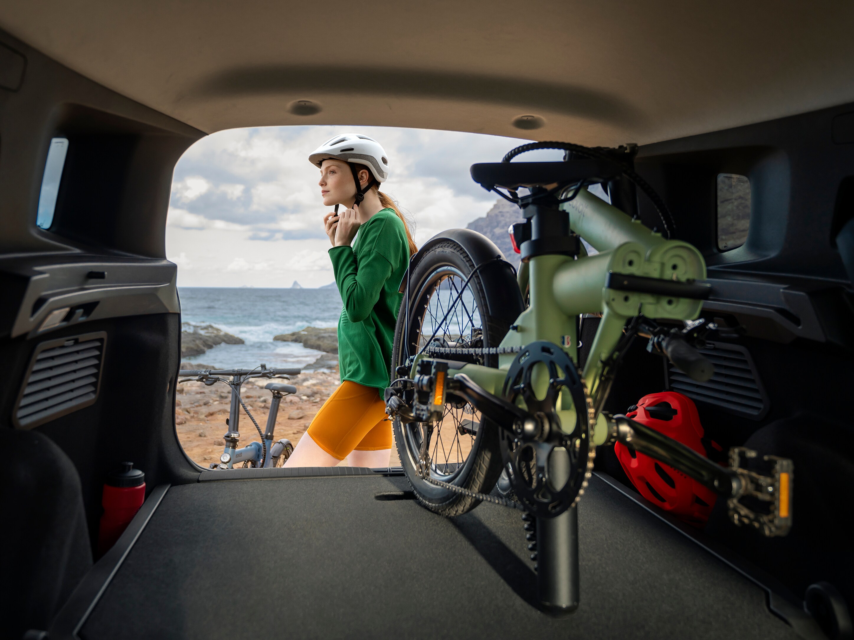 Vue arrière du coffre du SUV Citroën ë-C3 Aircross offrant un espace de bagages généreux pour une mobilité active et adaptée à la plage au quotidien.