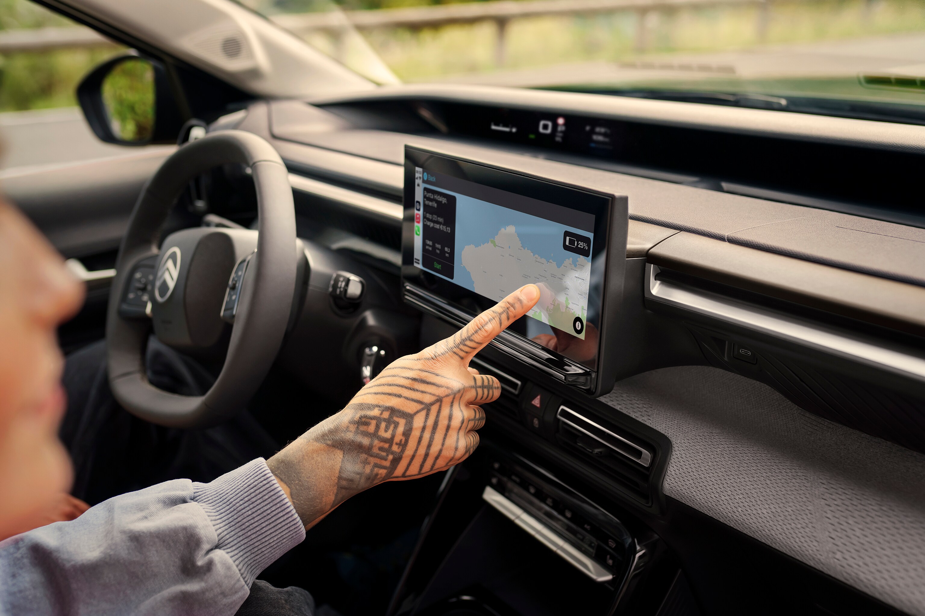 Vue tactile intérieure du SUV Citroën ë-C3 Aircross montrant un système de navigation pour une conduite intuitive, connectée et abordable au quotidien.