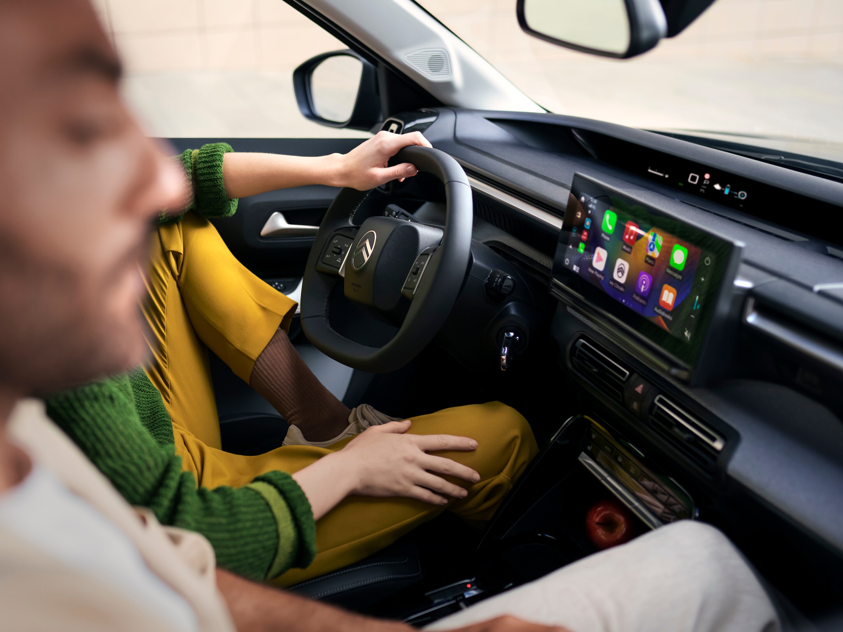 Vue avant du cockpit du SUV Citroën ë-C3 Aircross mettant en valeur un grand écran d’infodivertissement pour une mobilité intuitive, moderne et abordable au quotidien.