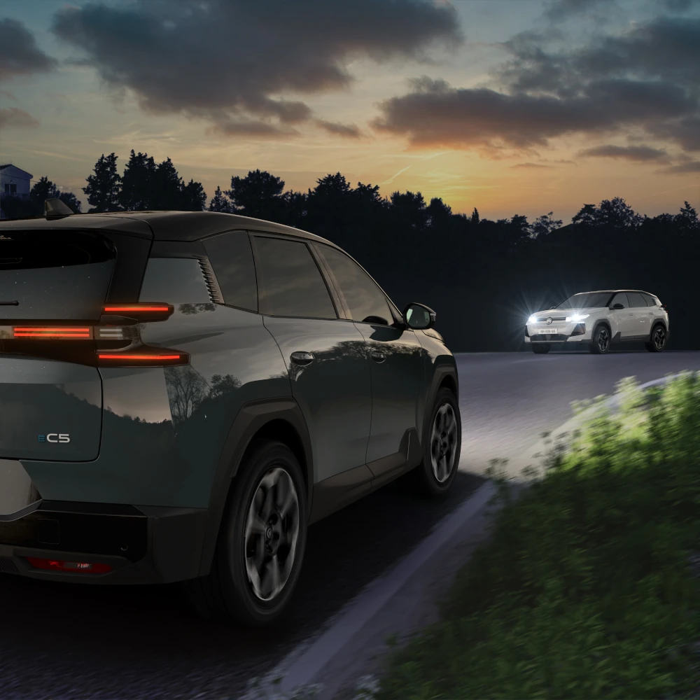 Vue arrière à vue trois-quarts ë-C5 Aircross avec assistance à feux de lumière, aidant la visibilité nocturne, la sécurité et la technologie pour une conduite assurée