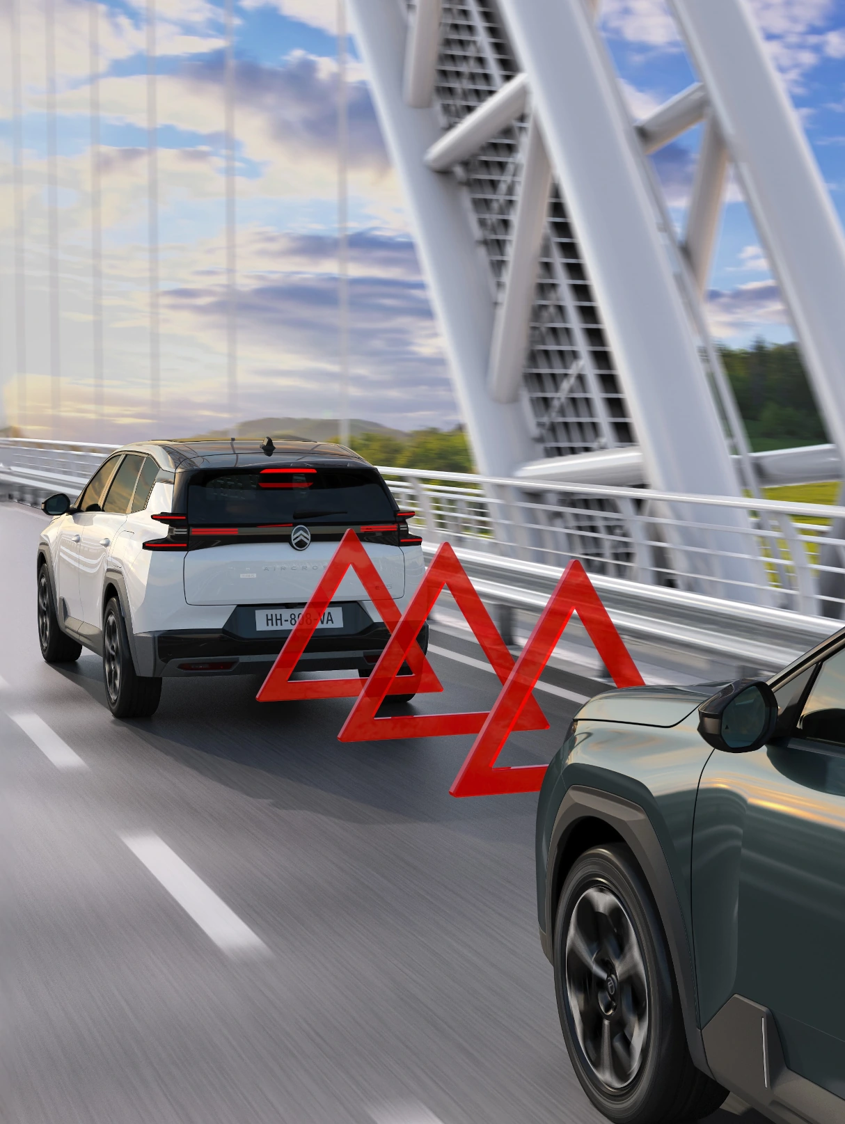 Vue arrière à trois quarts ë-C5 Aircross avec frein de sécurité active, améliorant la sécurité, la visibilité, la technologie et une prévention des collisions assurée