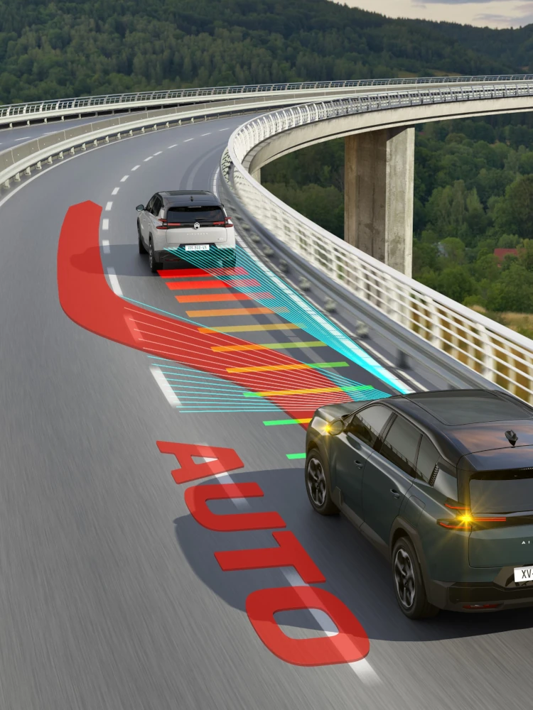 Vue arrière à trois quarts ë-C5 Aircross avec Drive Assist 2.0 améliorant la sécurité, la technologie et une conduite semi-wagennome confiante