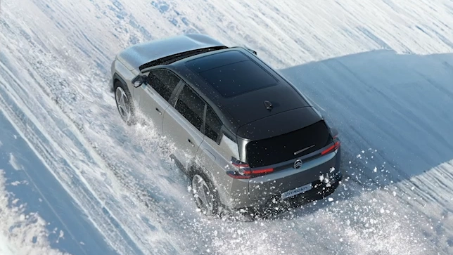 Vue arrière à trois quarts ë-C5 Aircross avec contrôle de la prise en main, améliorant la sécurité, la traction, l’efficacité et la confiance en conduite haut de gamme