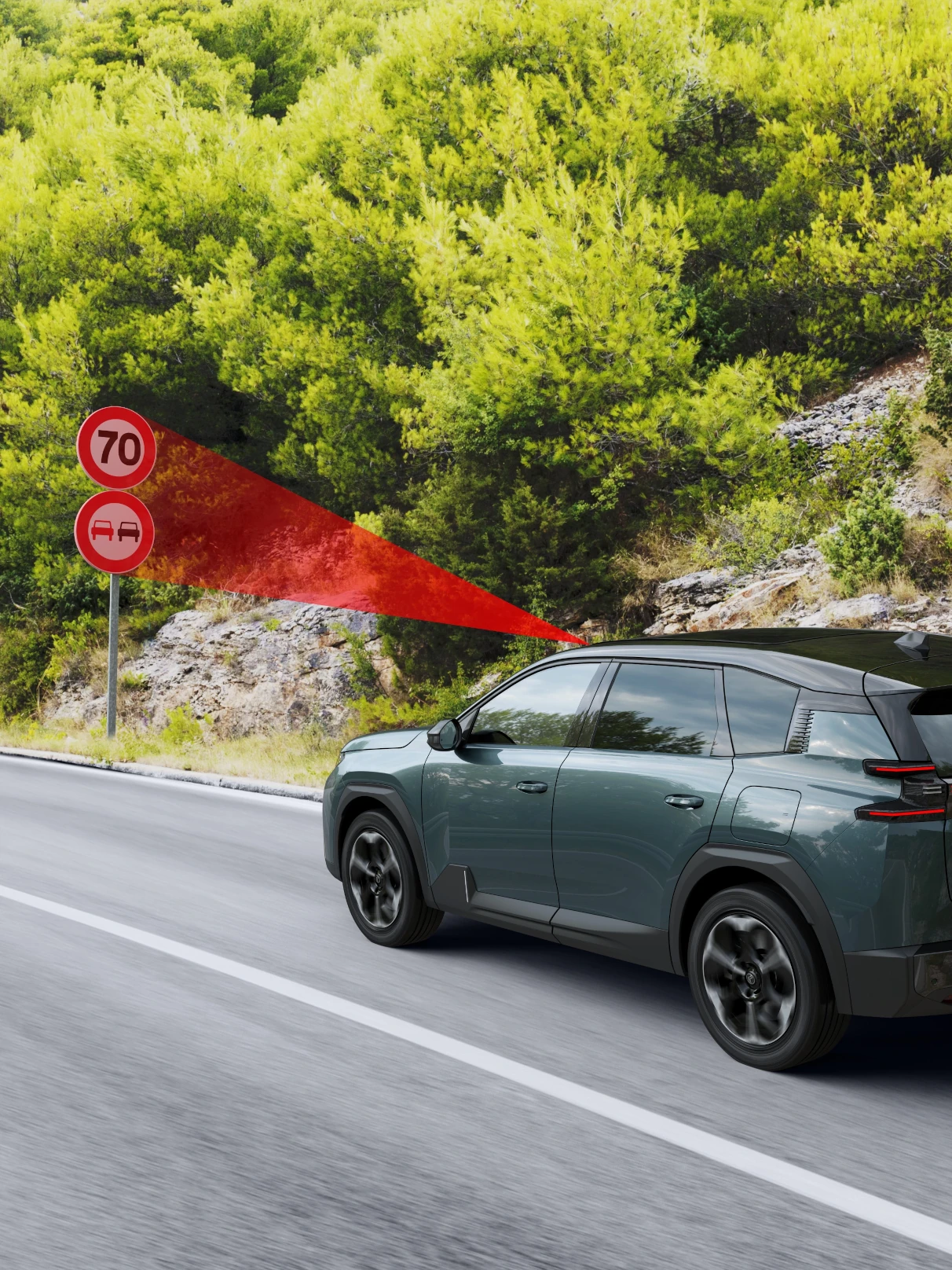 Vue latérale ë-C5 Aircross avec signalisation étendue et reconnaissance de vitesse, améliorant la visibilité, la sécurité, la technologie et une conduite confiante