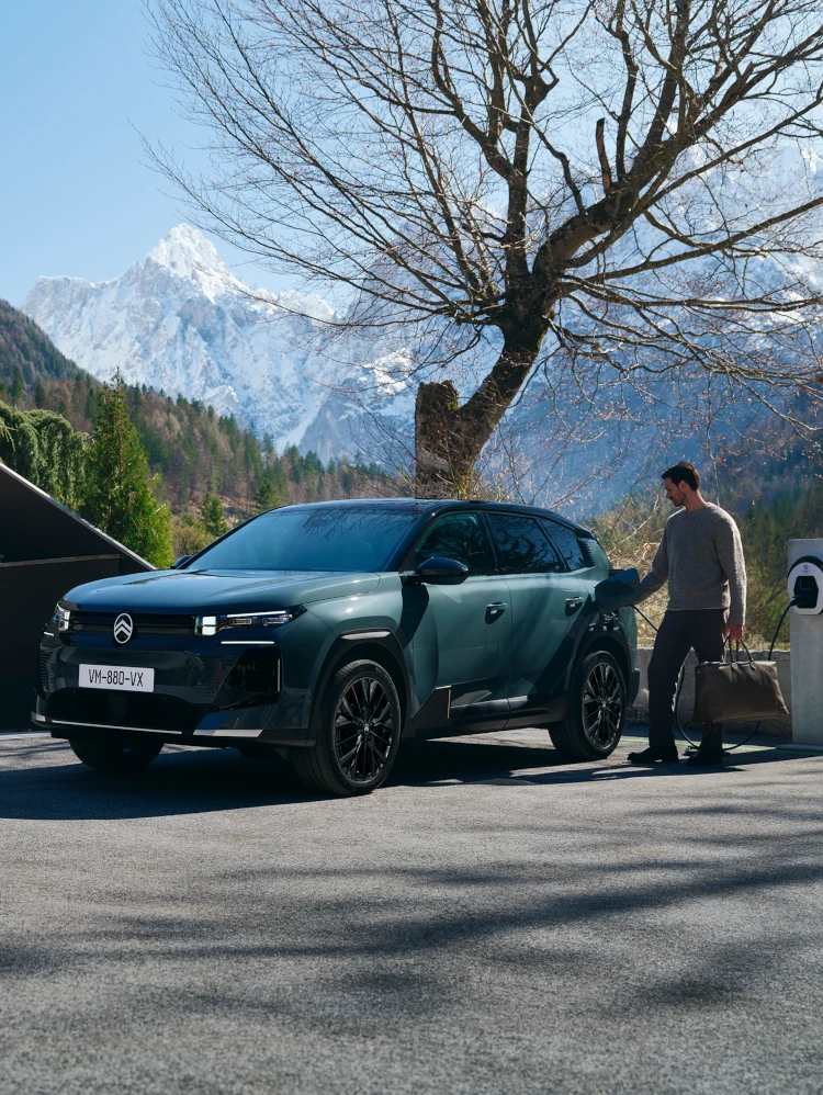 Astoria Green ë-C5 Aircross à vue frontale aux trois quarts, mettant en valeur un design sculpté de SUV, de l’aérodynamique, de la sécurité et une présence haut de gamme