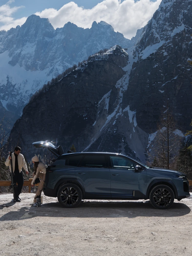 Vue latérale Astoria Green ë-C5 Aircross mettant en avant un accès facile au coffre, le confort, la sécurité et l’efficacité pour une expérience premium