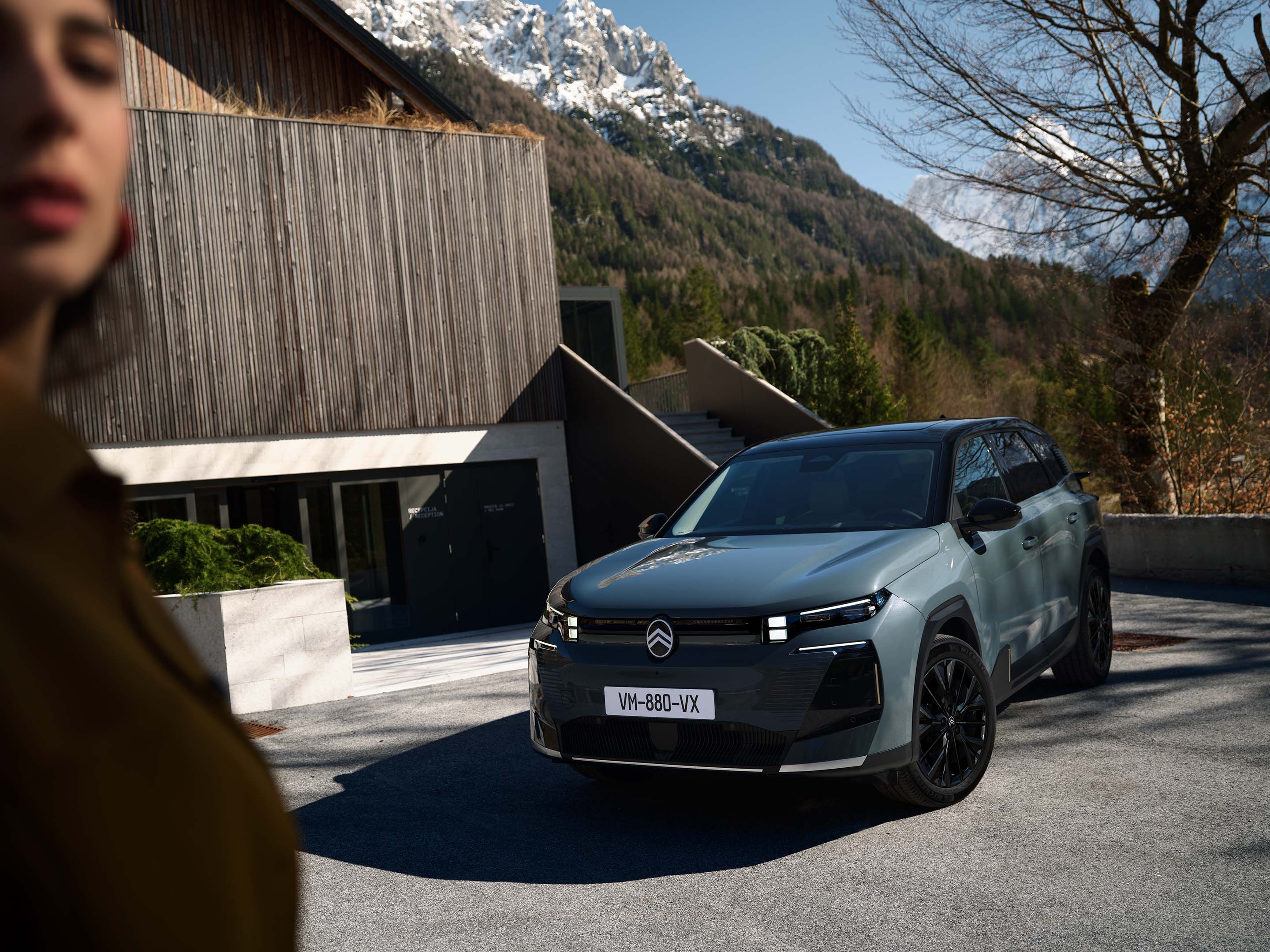Vue frontale ë-C5 Aircross mettant en avant la sécurité, l’efficacité, la technologie et le design pour une expérience quotidienne haut de gamme