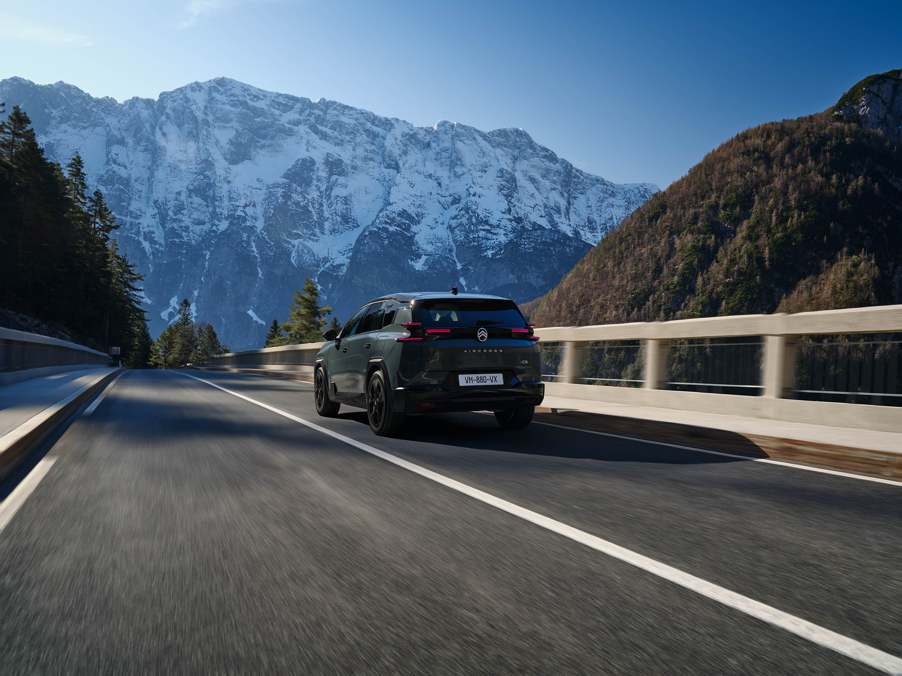 Vue arrière trois quarts — C5 Aircross mettant en avant un design aérodynamique dynamique, la sécurité, l’efficacité et une présence routière premium