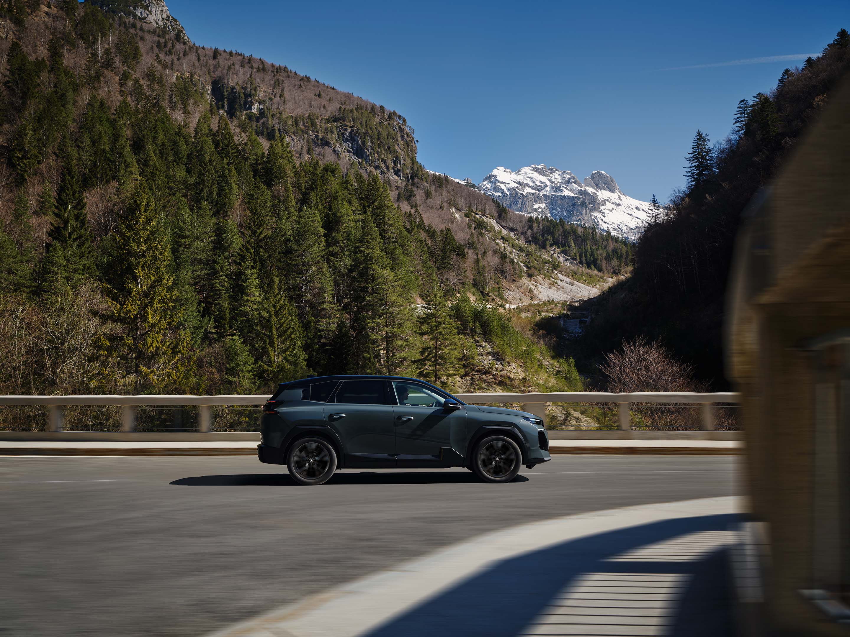 Vue latérale ë-C5 Aircross mettant en avant le design aérodynamique des SUV, l’efficacité, le confort et la sécurité pour une présence haut de gamme