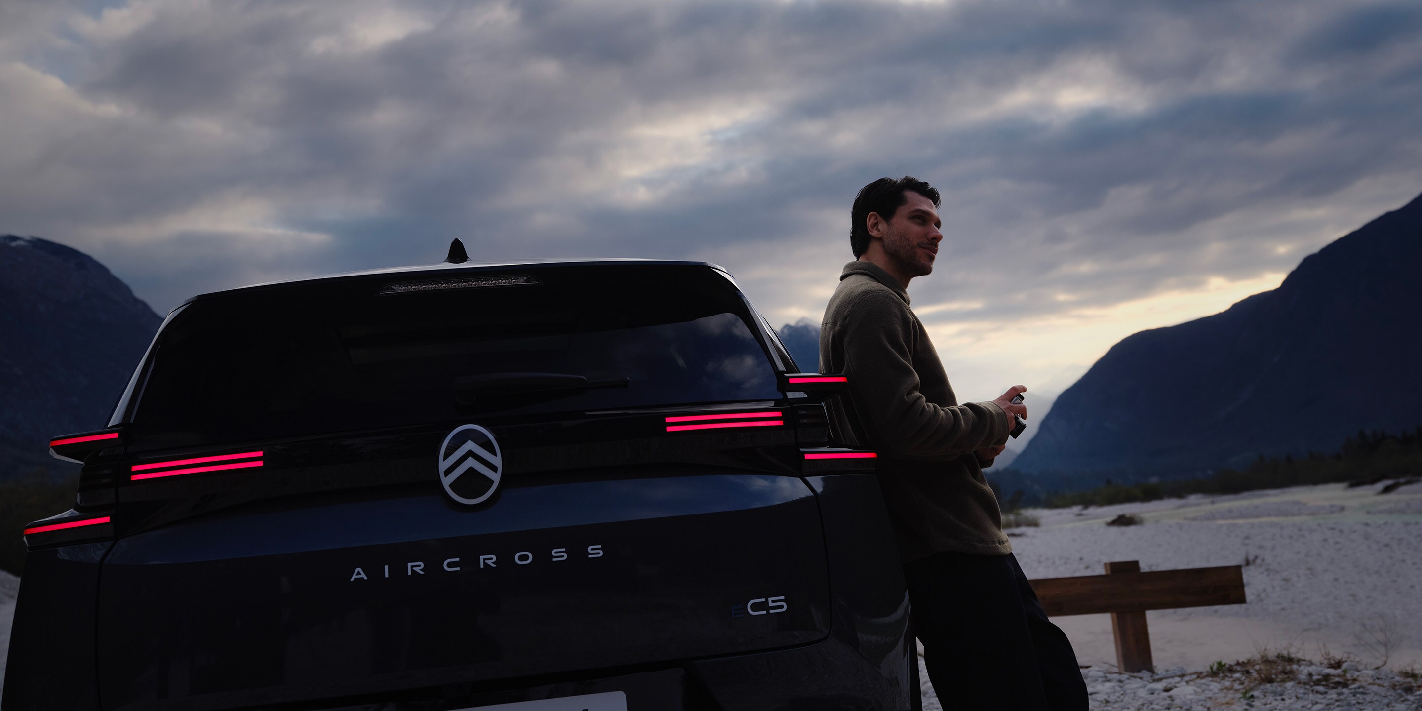 Vue arrière en détail ë-C5 Aircross mettant en avant la signature LED, la technologie, la sécurité et l’efficacité pour une expérience connectée haut de gamme