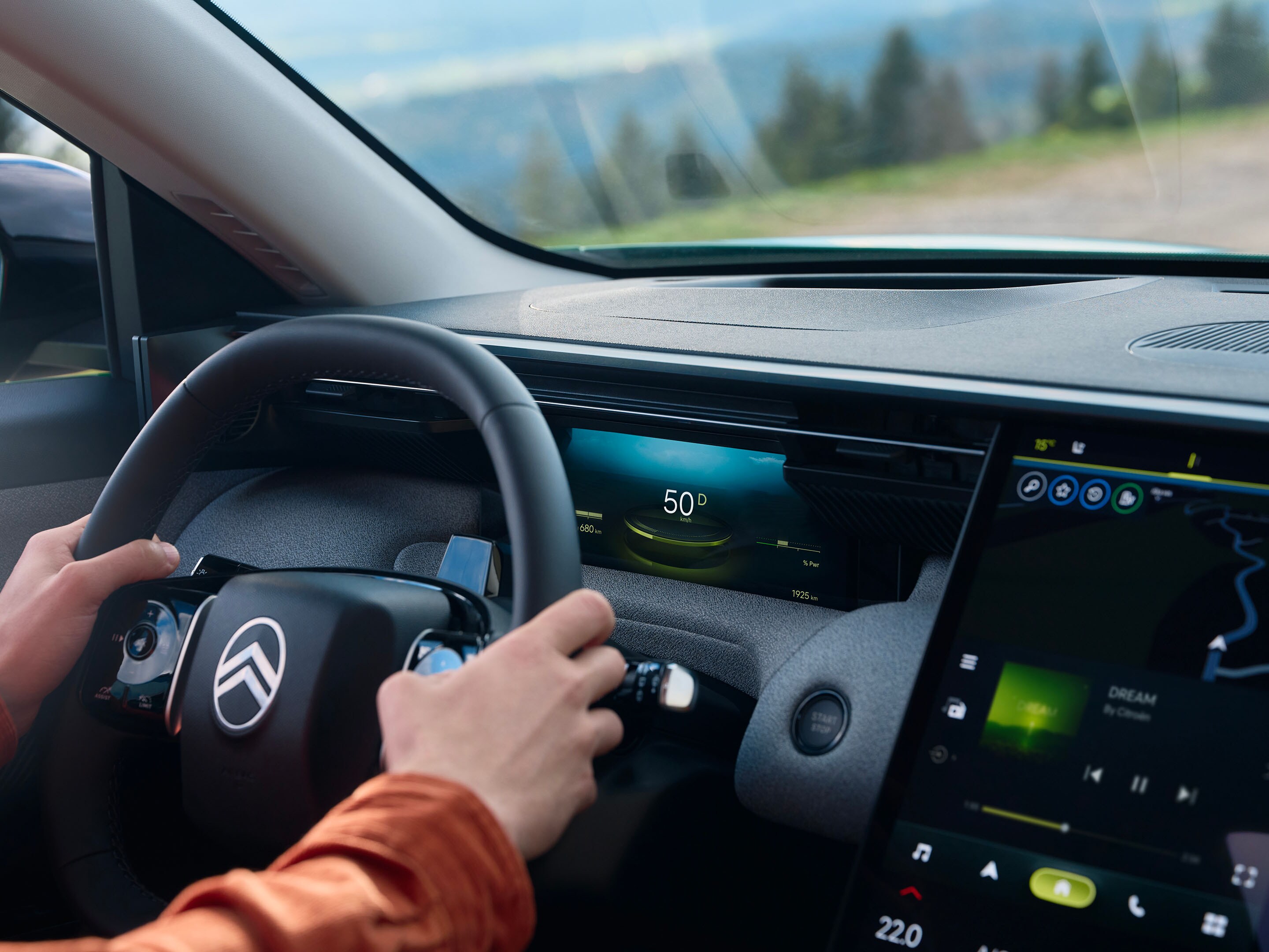 Le ë-C5 Aircross en vue du conducteur met en avant la technologie du cockpit numérique, la sécurité, le confort et l’efficacité pour une conduite intuitive haut de gamme