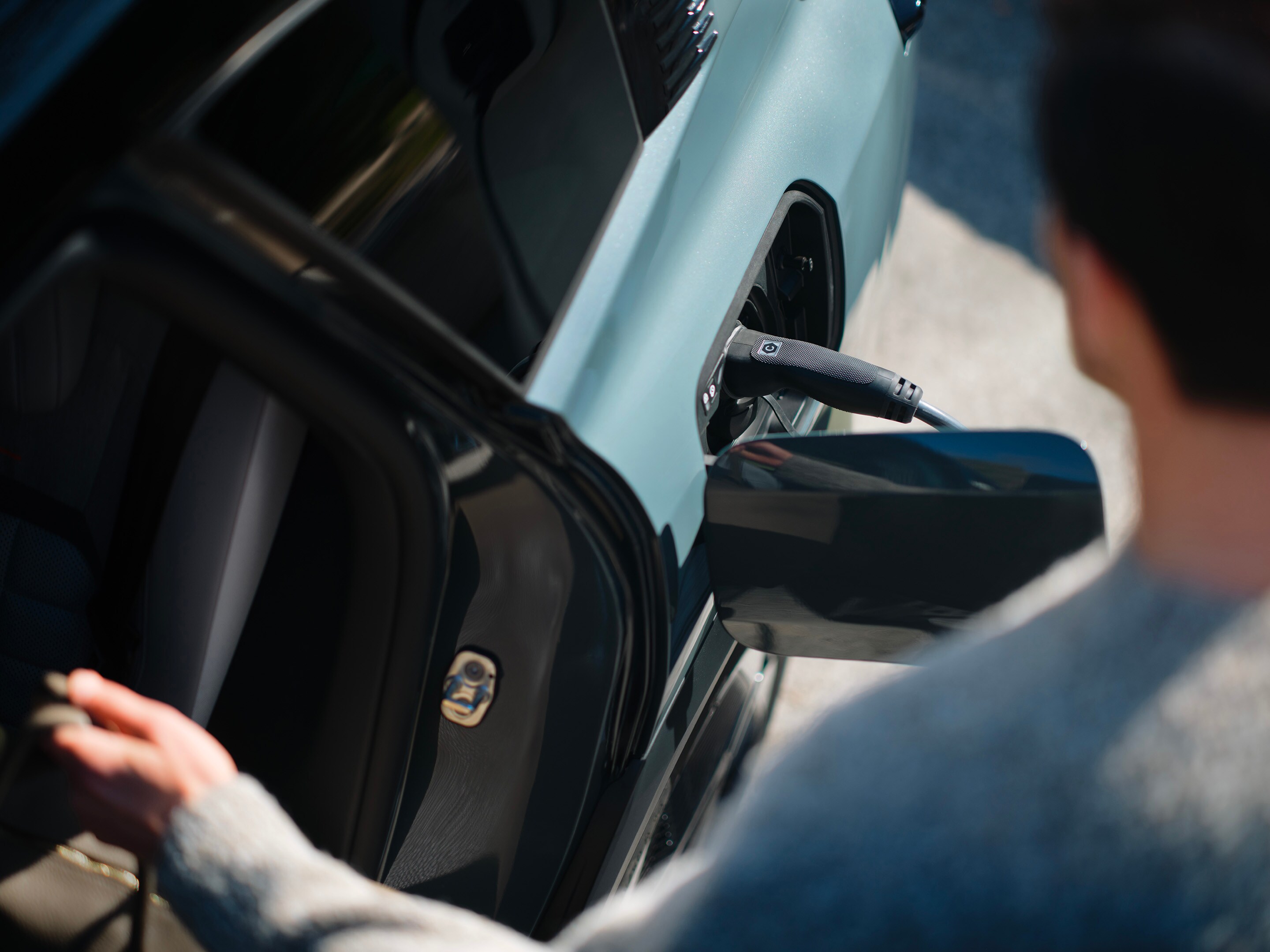 Vue de détail de porte ë-C5 Aircross montrant le connecteur de charge, la conception accessible, la sécurité, l’efficacité et la praticité quotidienne