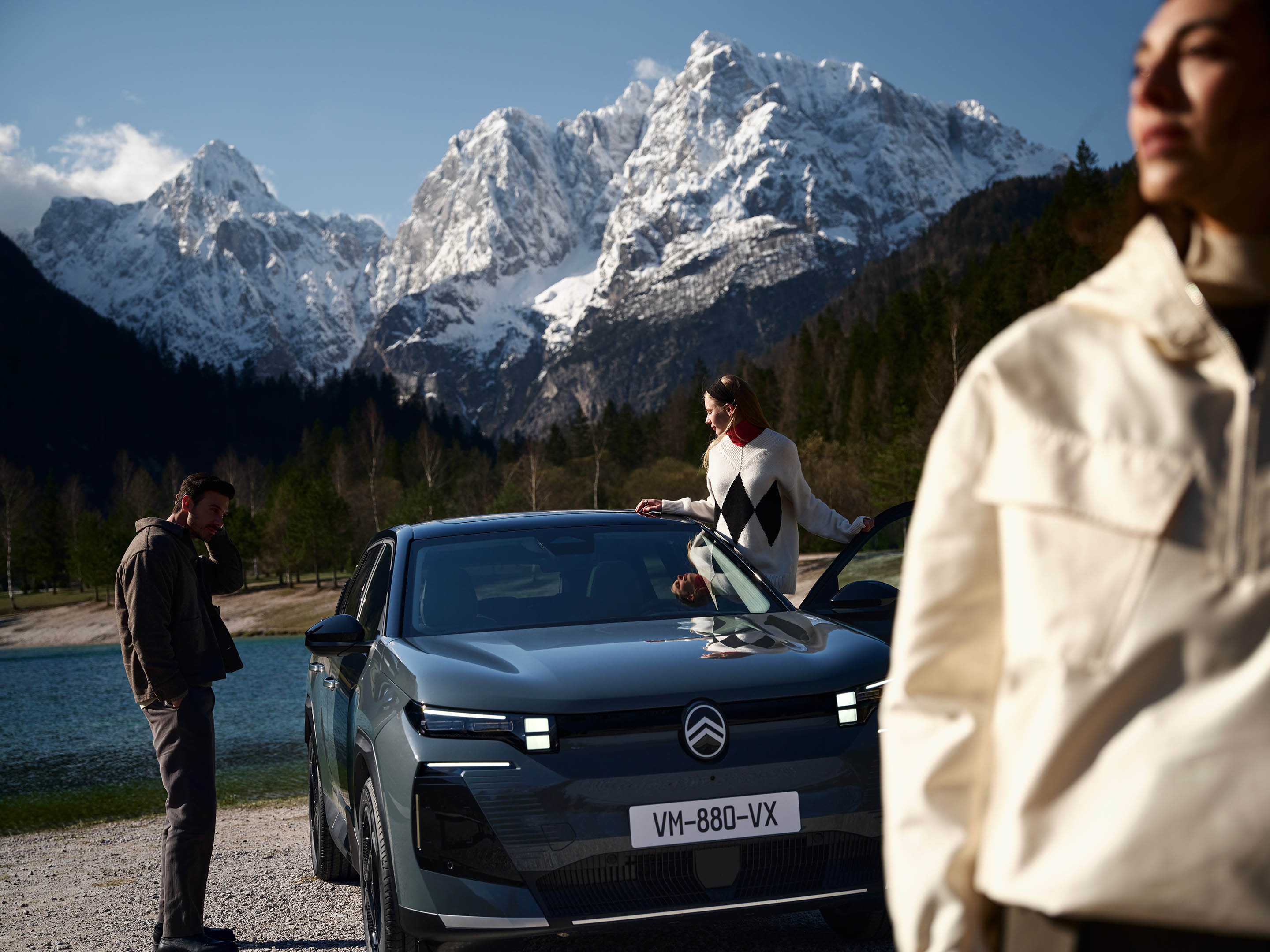 Vue frontale ë-C5 Aircross mettant en avant un design expressif de SUV, une signature LED, une efficacité, une sécurité et une identité premium