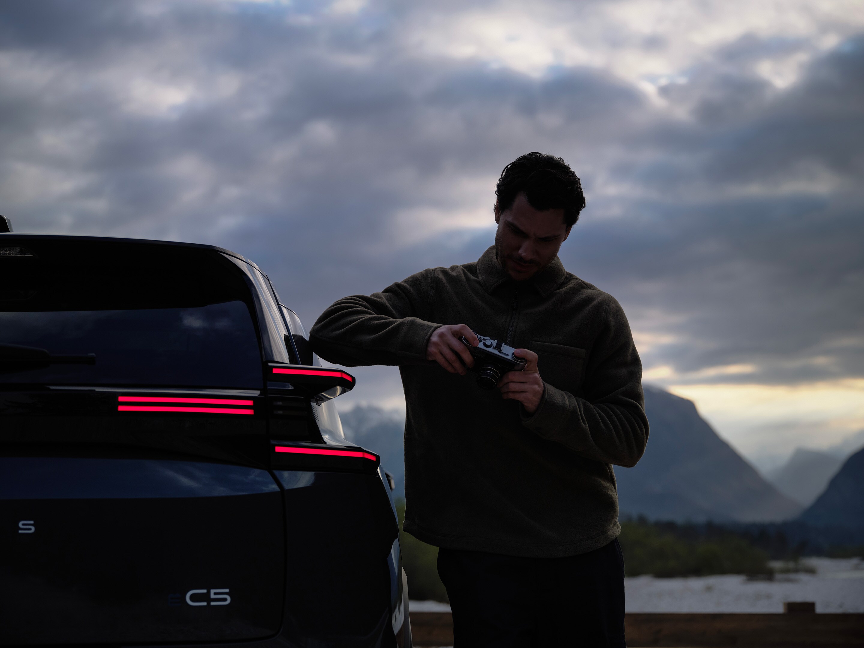 Vue arrière en détail ë-C5 Aircross mettant en valeur la signature LED, les surfaces sculptées, la sécurité, l’efficacité et l’identité premium